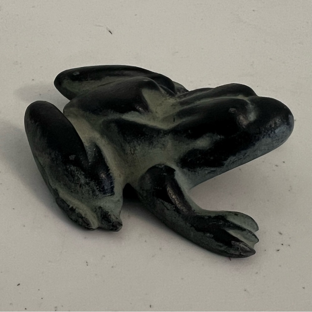 Vintage Virginia Metalcrafters Cast Iron 3” Frog Paperweight